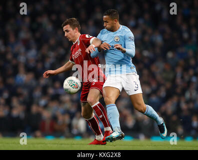 Bristol City Joe Bryan (links) und Manchester City Kyle Walker Kampf um den Ball während der carabao Cup Halbfinale, Hinspiel Gleiches an Etihad Stadium, Manchester. Stockfoto