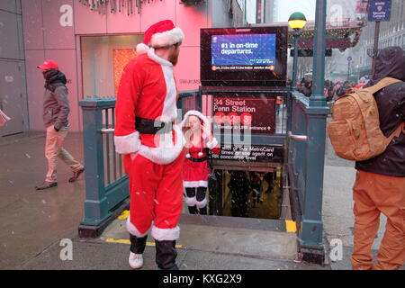 2017 Santa Con auf die 34th Street bietet: Santa Con Wo: New York City, New York, United States Wenn: 09 Dez 2017 Credit: TNYF/WENN.com Stockfoto