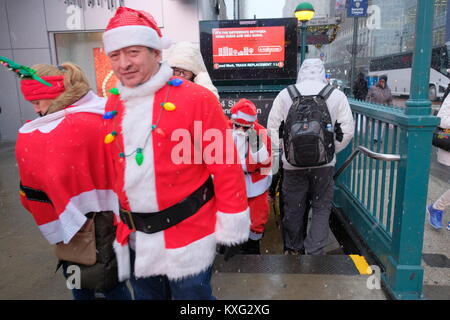 2017 Santa Con auf die 34th Street bietet: Santa Con Wo: New York City, New York, United States Wenn: 09 Dez 2017 Credit: TNYF/WENN.com Stockfoto