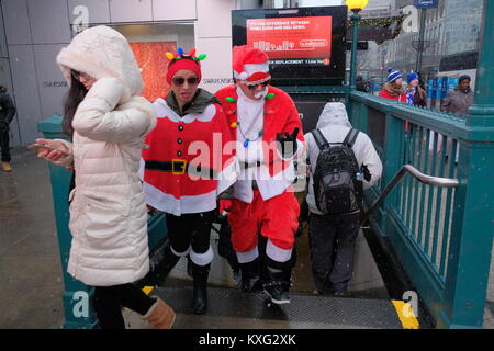 2017 Santa Con auf die 34th Street bietet: Santa Con Wo: New York City, New York, United States Wenn: 09 Dez 2017 Credit: TNYF/WENN.com Stockfoto