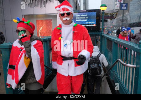 2017 Santa Con auf die 34th Street bietet: Santa Con Wo: New York City, New York, United States Wenn: 09 Dez 2017 Credit: TNYF/WENN.com Stockfoto