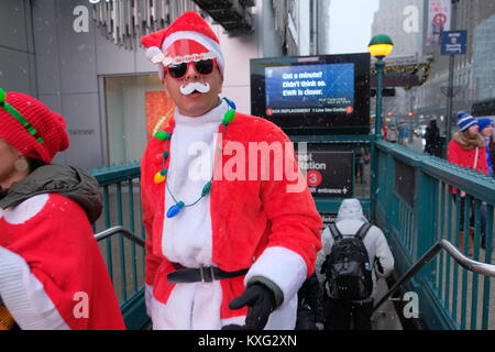 2017 Santa Con auf die 34th Street bietet: Santa Con Wo: New York City, New York, United States Wenn: 09 Dez 2017 Credit: TNYF/WENN.com Stockfoto