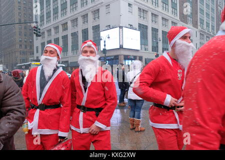 2017 Santa Con auf die 34th Street bietet: Santa Con Wo: New York City, New York, United States Wenn: 09 Dez 2017 Credit: TNYF/WENN.com Stockfoto