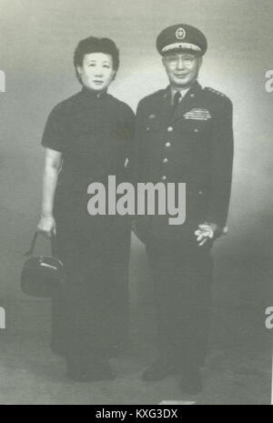 Der Titel übersetzt mit „He Yingqin and Wang Wenxiang 01“, zeigt den chinesischen Militärführer He Yingqin mit Wang Wenxiang, wahrscheinlich in einem formellen oder politischen Umfeld, der Figuren aus dem republikanischen China repräsentiert. Stockfoto