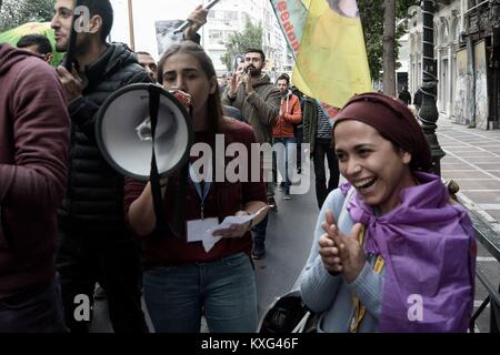 Athen, Griechenland. 9 Jan, 2018. Ein Kurde Frau schreit Slogan, der bei der Demonstration in der Botschaft Frankreichs in der 5. Jahrestag der Ermordung von drei Aktivisten Kurden Frauen in Paris. Credit: Giorgos Zachos/SOPA/ZUMA Draht/Alamy leben Nachrichten Stockfoto