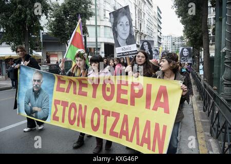 Athen, Griechenland. 9 Jan, 2018. Kurdische Demonstranten marschierten mit einem Banner. Kurden in der Französischen Botschaft in der 5. Jahrestag der Ermordung von drei Aktivisten Kurden Frauen in Paris gezeigt. Credit: Giorgos Zachos/SOPA/ZUMA Draht/Alamy leben Nachrichten Stockfoto