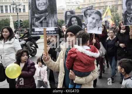 Athen, Griechenland. 9 Jan, 2018. Kurden gezeigt bei der Botschaft von Frankreich, aufgrund der 5. Jahrestag der Ermordung von drei Aktivisten Kurden Frauen in Paris. Credit: Giorgos Zachos/SOPA/ZUMA Draht/Alamy leben Nachrichten Stockfoto