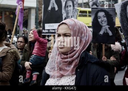 Athen, Griechenland. 9 Jan, 2018. Eine weibliche Demonstrator am Protest gesehen. Kurden in der Französischen Botschaft in der 5. Jahrestag der Ermordung von drei Aktivisten Kurden Frauen in Paris gezeigt. Credit: Giorgos Zachos/SOPA/ZUMA Draht/Alamy leben Nachrichten Stockfoto