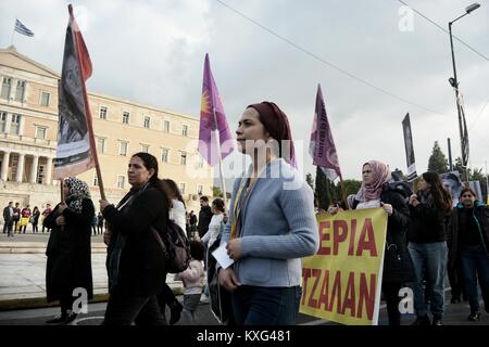 Athen, Griechenland. 9 Jan, 2018. Kurden gezeigt bei der Botschaft von Frankreich am 5. Jahrestag der Ermordung von drei Aktivisten Kurden Frauen in Paris. Credit: Giorgos Zachos/SOPA/ZUMA Draht/Alamy leben Nachrichten Stockfoto