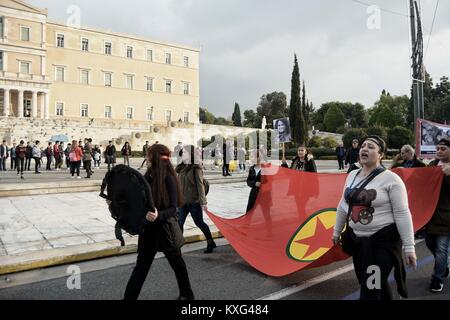 Athen, Griechenland. 9 Jan, 2018. Kurden gezeigt bei der Botschaft von Frankreich am 5. Jahrestag der Ermordung von drei Aktivisten Kurden Frauen in Paris. Credit: Giorgos Zachos/SOPA/ZUMA Draht/Alamy leben Nachrichten Stockfoto