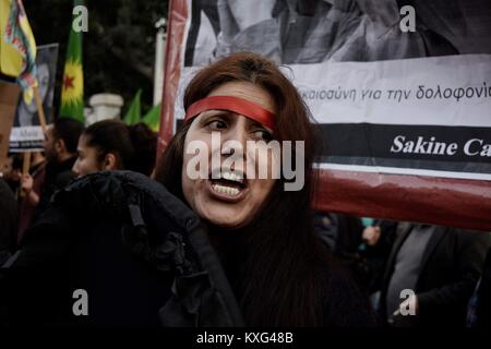 Athen, Griechenland. 9 Jan, 2018. Eine verärgerte kurdische Frauen Demonstrant bei der Vorführung gesehen. Kurden protestierten außerhalb der Botschaft von Frankreich, aufgrund der 5. Jahrestag der Ermordung von drei Aktivisten Kurden Frauen in Paris. Credit: Giorgos Zachos/SOPA/ZUMA Draht/Alamy leben Nachrichten Stockfoto