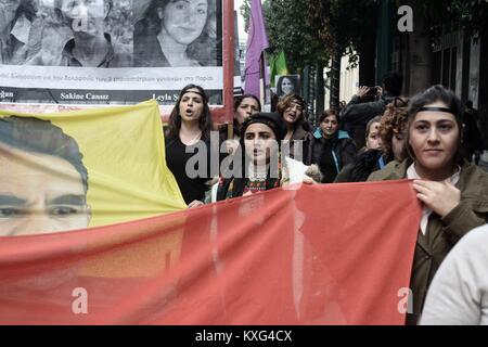 Athen, Griechenland. 9 Jan, 2018. Kurden gezeigt bei der Botschaft von Frankreich am 5. Jahrestag der Ermordung von drei Aktivisten Kurden Frauen in Paris. Credit: Giorgos Zachos/SOPA/ZUMA Draht/Alamy leben Nachrichten Stockfoto