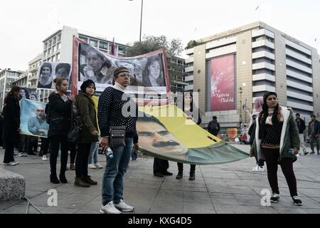 Athen, Griechenland. 9 Jan, 2018. Kurden shouts Slogan, der bei der Demonstration in der Botschaft Frankreichs in der 5. Jahrestag der Ermordung von drei Aktivisten Kurden Frauen in Paris. Credit: Giorgos Zachos/SOPA/ZUMA Draht/Alamy leben Nachrichten Stockfoto