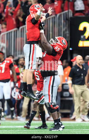 Atlanta, Georgia. 8 Jan, 2018. Georgia Bulldogs Quarterback Jake Fromm (11) in der Luft in der Feier durch Mannschaftskameraden Kendall Bäcker am NCAA Nation Meisterschaftspiel gehisst waren die #4 Alabama Crimson Tide nehmen auf den #3 Georgia Bulldogs bei Mercedes-Benz-Stadion in Atlanta, Georgia. JP Waldron/Cal Sport Media/Alamy leben Nachrichten Stockfoto