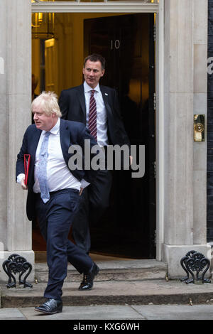 London, Großbritannien. 9. Januar, 2018. Boris Johnson MP, Minister für auswärtige Angelegenheiten und Commonwealth-Fragen, und Jeremy Hunt MP, Staatssekretär für Gesundheit und soziale Betreuung, lassen Sie Downing Street 10 im Anschluss an die erste Kabinettssitzung seit der Kabinettsumbildung von Premierminister Theresa May. Credit: Mark Kerrison/Alamy leben Nachrichten Stockfoto