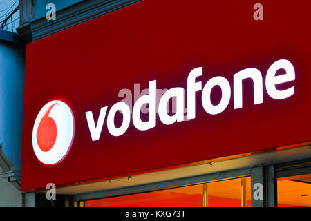 Dorchester, Dorset, Großbritannien. 9. Januar 2018. Vodafone shopfront Zeichen in Dorchester, Dorset. Foto: Graham Jagd-/Alamy Leben Nachrichten. Stockfoto