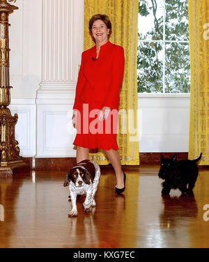 Washington, District of Columbia, USA. 5 Dez, 2002. First Lady Laura Bush in den Osten Zimmer des Weißen Hauses in Washington, DC, mit der Bush Familie Hunde Spot und Scotty über den Weihnachtsschmuck am 5. Dezember 2002 zu sprechen. Credit: Ron Sachs/CNP Credit: Ron Sachs/CNP/ZUMA Draht/Alamy leben Nachrichten Stockfoto