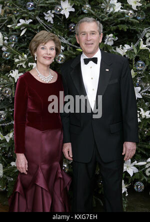 Washington, District of Columbia, USA. 4. Dez 2005. Präsidenten der Vereinigten Staaten George W. Bush und First Lady Laura Bush stellen für Ihre offiziellen Feiertag Portrait in der Nähe des Weißen Hauses Weihnachtsbaum im Blue Room des Weißen Hauses in Washington, DC am 4. Dezember 2005. Im Einklang mit dem diesjährigen Thema "Alles hell und schön!" Die Fraser-tanne wird mit frischen weißen Lilien geschmückt. Obligatorische Credit: Eric Draper - White House über CNP Credit: Eric Draper/CNP/ZUMA Draht/Alamy leben Nachrichten Stockfoto