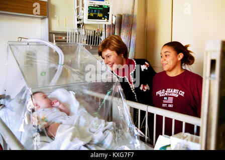 Washington, District of Columbia, USA. 12 Dez, 2003. First Lady Laura Bush besucht mit 4-month-old Devon Garner und seine Mutter Tracy Garner bei der Children's National Medical Center in Washington, DC am 12. Dezember 2003. - Frau Bushs attendedÂ jährlichen Weihnachtsprogramm des Krankenhauses. Obligatorische Credit: Susan Sterner/White House über CNP Credit: Susan Sterner/CNP/ZUMA Draht/Alamy leben Nachrichten Stockfoto