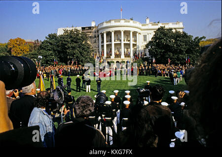 Washington, District of Columbia, USA. 22 Okt, 1991. Präsidenten der Vereinigten Staaten George H.W. Bush Hosts eine Begrüßungszeremonie auf dem Rasen des Weißen Hauses ehren Präsident VÃ¡clav Havel der Tschechoslowakei am 22. Oktober 1991. Havel zu Besuch in Washington für einen Staatsbesuch. Credit: Ron Sachs/CNP Credit: Ron Sachs/CNP/ZUMA Draht/Alamy leben Nachrichten Stockfoto