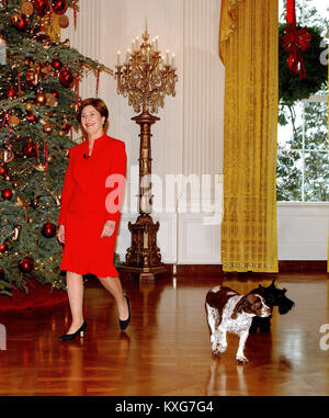 Washington, District of Columbia, USA. 5 Dez, 2002. First Lady Laura Bush in den Osten Zimmer des Weißen Hauses in Washington, DC, mit der Bush Familie Hunde Spot und Scotty über den Weihnachtsschmuck am 5. Dezember 2002 zu sprechen. Credit: Ron Sachs/CNP Credit: Ron Sachs/CNP/ZUMA Draht/Alamy leben Nachrichten Stockfoto