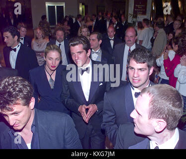 Washington, District of Columbia, USA. Mai, 1999. Schauspieler Sean Penn, unten links, und John F. Kennedy, jr. und seine Frau Carolyn Bessette Kennedy 1999 White House Correspondents Association Abendessen im Hilton Washington Hotel in Washington, DC am 1. Mai 1999. Quelle: Ron Sachs/CNP Credit: Ron Sachs/CNP/ZUMA Draht/Alamy Leben Nachrichten ab Stockfoto