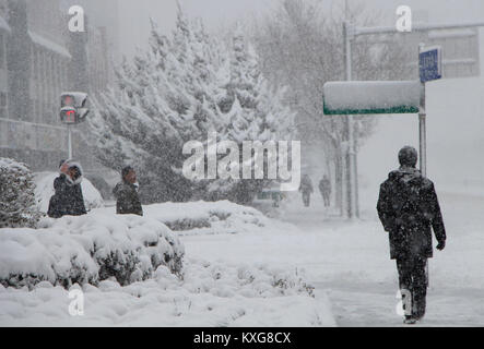 Weihai, Weihai, China. 9 Jan, 2018. Weihai, CHINA - 9. Januar 2018: (redaktionelle Verwendung. CHINA). Schwere Schnee hits Weihai, Osten Chinas Provinz Shandong, Januar 9th, 2018. Credit: SIPA Asien/ZUMA Draht/Alamy leben Nachrichten Stockfoto