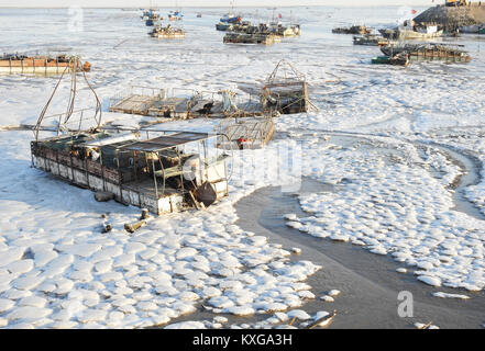 Lanzhou, China Jiangsu Provinz. 10 Jan, 2018. Eis ist auf der Oberfläche der See entlang der Küste von Lanzhou gesehen, der ostchinesischen Provinz Jiangsu, Jan. 10, 2018. Credit: Geng Yuhe/Xinhua/Alamy leben Nachrichten Stockfoto