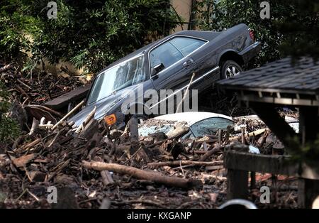 Montecito, USA. 9 Jan, 2018. Autos wusch sich außerhalb einer Wohnanlage in Montecito, Santa Barbara, USA angehäuft werden, Jan. 9, 2018. Mindestens 13 Menschen wurden in den südlichen Kalifornien Erdrutsche verursacht durch einen Sturm und die Zahl der Todesopfer wahrscheinlich steigen, Santa Barbara County Sheriff Bill Brown auf einer Pressekonferenz am Dienstag erklärte getötet worden. Credit: Zhao Hanrong/Xinhua/Alamy leben Nachrichten Stockfoto