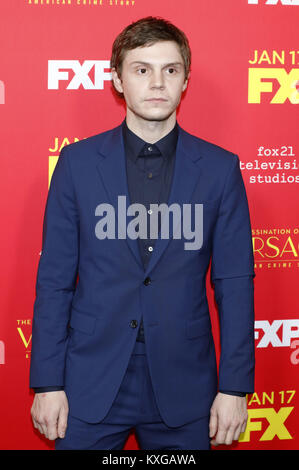 Hollywood, Kalifornien. 8 Jan, 2018. Evan Peters nimmt "Die Ermordung von Gianni Versace: American Crime Story" Premiere ArcLight Hollywood am 8. Januar 2018 in Hollywood, Kalifornien. | Verwendung weltweit Quelle: dpa/Alamy leben Nachrichten Stockfoto