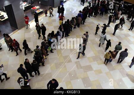 Wuhu, Wuhu, China. 10 Jan, 2018. Wuhu, China bis 7. Januar 2018: (redaktionelle Verwendung. CHINA). Leute teilen sich einen riesigen Kuchen in einem Einkaufszentrum in Wuhu, der ostchinesischen Provinz Anhui, Januar 7th, 2018. Credit: SIPA Asien/ZUMA Draht/Alamy leben Nachrichten Stockfoto