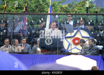Präsidenten der Vereinigten Staaten George H.W. Bush macht Bemerkungen in den Dienst der achten jährlichen nationalen Frieden Offiziere' Memorial Day" im Westen vor dem Kapitol in Washington, DC am Montag, 15. Mai 1989. Credit: Ron Sachs/CNP - KEINE LEITUNG SERVICE · Foto: Ron Sachs/konsolidierte News Fotos/Ron Sachs - CNP Stockfoto
