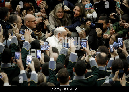 Vatikanstadt. 10. Januar, 2018. Papst Franziskus führt seine traditionelle wöchentliche Generalaudienz in der Aula Paul VI. Credit: Giuseppe Ciccia/Alamy leben Nachrichten Stockfoto