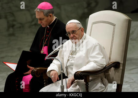 Vatikanstadt. 10. Januar, 2018. Papst Franziskus führt seine traditionelle wöchentliche Generalaudienz in der Aula Paul VI. Credit: Giuseppe Ciccia/Alamy leben Nachrichten Stockfoto