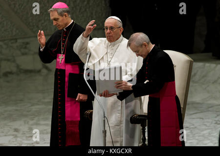 Vatikanstadt. 10. Januar, 2018. Papst Franziskus führt seine traditionelle wöchentliche Generalaudienz in der Aula Paul VI. Credit: Giuseppe Ciccia/Alamy leben Nachrichten Stockfoto