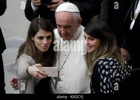 Vatikanstadt. 10. Januar, 2018. Papst Franziskus führt seine traditionelle wöchentliche Generalaudienz in der Aula Paul VI. Credit: Giuseppe Ciccia/Alamy leben Nachrichten Stockfoto