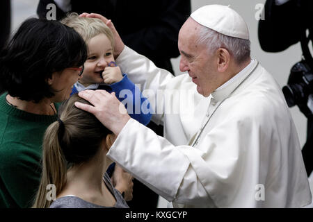 Vatikanstadt. 10. Januar, 2018. Papst Franziskus führt seine traditionelle wöchentliche Generalaudienz in der Aula Paul VI. Credit: Giuseppe Ciccia/Alamy leben Nachrichten Stockfoto