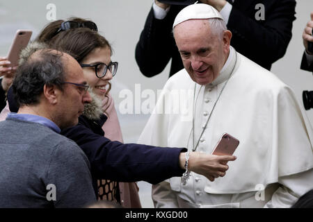 Vatikanstadt. 10. Januar, 2018. Papst Franziskus führt seine traditionelle wöchentliche Generalaudienz in der Aula Paul VI. Credit: Giuseppe Ciccia/Alamy leben Nachrichten Stockfoto