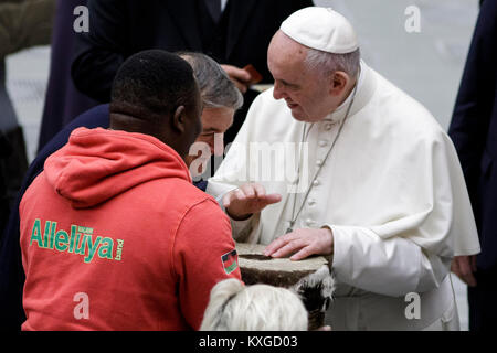 Vatikanstadt. 10. Januar, 2018. Papst Franziskus führt seine traditionelle wöchentliche Generalaudienz in der Aula Paul VI. Credit: Giuseppe Ciccia/Alamy leben Nachrichten Stockfoto