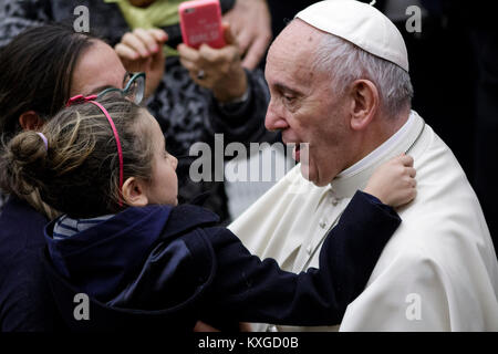 Vatikanstadt. 10. Januar, 2018. Papst Franziskus führt seine traditionelle wöchentliche Generalaudienz in der Aula Paul VI. Credit: Giuseppe Ciccia/Alamy leben Nachrichten Stockfoto