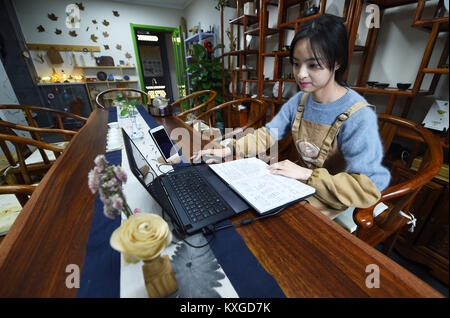 (180110) - LANZHOU, Jan. 10, 2018 (Xinhua) - Song Lele lernt Holz Handwerk machen auf einem Computer an Ihrem Workshop in Lanzhou im Nordwesten der chinesischen Provinz Gansu, Jan. 9, 2018. Song Lele, ein 23-jähriges Mädchen, ihre eigenen Geschäfte zu, anstatt vorschulische Bildung beginnen, ihr Bachelor Major. "Die Entscheidung war nicht von sorgfältiger Prüfung, die auf mein Hobby seit Kindheit' basiert, sagte Lied. Nach dem Studium, Song Lele reiste mehrere Städte, die Fähigkeiten der Holz Handwerk zu lernen und begann ihre Werkstatt zurück in ihre Heimatstadt, Lanzhou. Menschen können Holz Handwerk mit der Anweisung o bilden Stockfoto