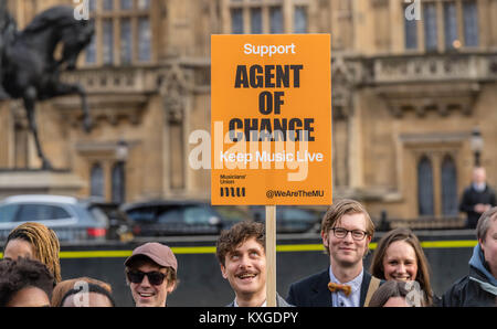 London, 10. Januar 2018, führende Musik zahlen Kampagne außerhalb der Palast von Westminster John Spellar bill Musik Schauplätze zu schützen, zu unterstützen. Agenten des Wandels banner Quelle: Ian Davidson/Alamy leben Nachrichten Stockfoto