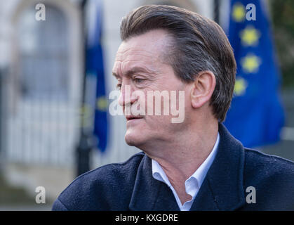 London, 10. Januar 2018, führende Musik zahlen Kampagne außerhalb der Palast von Westminster John Spellar bill Musik Schauplätze zu schützen, zu unterstützen. Feargal Sharkey verweist auf das Banner. Credit: Ian Davidson/Alamy leben Nachrichten Stockfoto