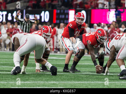 Atlanta, Georgia, USA. 8 Jan, 2018. Georgia Quarterback Jake Fromm (11) leitet die Handlung während College Football Endspiel nationale Meisterschaft Spiel Action zwischen dem Alabama Crimson Tide und die Georgia Bulldogs bei Mercedes-Benz-Stadion in Atlanta, Georgia. Alabama besiegte Georgia 26-23 in Atlanta, Georgia, USA. Credit: Cal Sport Media/Alamy leben Nachrichten Stockfoto