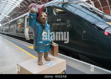 London, Großbritannien. 10. Januar 2018. Eine Statue von Paddington Bear nach einem Gwr Zug war namens Michael Bond, der Autor von Paddington Bär, mit den Namen von seiner Tochter Karen Jankel in Paddington Bahnhof vorgestellt. Foto: Roger Garfield/Alamy Stockfoto