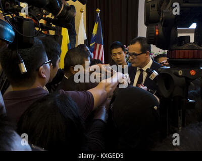 Putrajaya, Kuala Lumpur, Malaysia. 11 Jan, 2018. Oliver Plunkett sprechen mit Medien nach dem MH370 Unterzeichnung. YB Dato' Sri Liow Tiong Lai, Minister für Verkehr Malaysia Zeugen waren die MH370 Suche Operationen Vertragsunterzeichnung zwischen der Regierung von Malaysia Vertreter von Dato' Sri Azharuddin Abdul Rahaman, Generaldirektor Zivilluftfahrt Malaysia und der CEO Ozean Infinity Limited, Oliver Plunkett am 10. Januar 2018 in Putrajaya. März 2014 die Malaysia Flugzeug Airlines nach Peking, China aus Kuala Lumpur, Malaysia hatte von der Flugbahn verschwunden und Stockfoto