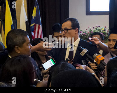 Putrajaya, Kuala Lumpur, Malaysia. 11 Jan, 2018. Oliver Plunkett sprechen mit Medien nach dem MH370 Unterzeichnung. YB Dato' Sri Liow Tiong Lai, Minister für Verkehr Malaysia Zeugen waren die MH370 Suche Operationen Vertragsunterzeichnung zwischen der Regierung von Malaysia Vertreter von Dato' Sri Azharuddin Abdul Rahaman, Generaldirektor Zivilluftfahrt Malaysia und der CEO Ozean Infinity Limited, Oliver Plunkett am 10. Januar 2018 in Putrajaya. März 2014 die Malaysia Flugzeug Airlines nach Peking, China aus Kuala Lumpur, Malaysia hatte von der Flugbahn verschwunden und Stockfoto