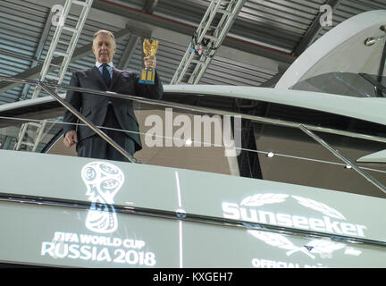 ExCel, London, UK. 10 Jan, 2018. Die fünf Tage London Boat Show öffnet sich mit Gast Sir Geoff Hurst weg treten die Sunseeker stand zu starten. Sunseeker verkünden Sie offizieller Partner der FIFA WM Russland 2018. Credit: Malcolm Park/Alamy Leben Nachrichten. Stockfoto