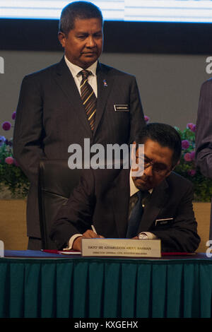 Putrajaya, Kuala Lumpur, Malaysia. 10 Jan, 2018. Dato' Sri Azharuddin Abdul Rahaman gesehen die Unterzeichnung der MH370 Suche Operationen Vereinbarung. YB Dato' Sri Liow Tiong Lai, Minister für Verkehr Malaysia Zeugen waren die MH370 Suche Operationen Vertragsunterzeichnung zwischen der Regierung von Malaysia Vertreter von Dato' Sri Azharuddin Abdul Rahaman, Generaldirektor Zivilluftfahrt Malaysia und der CEO Ozean Infinity Limited, Oliver Plunkett am 10. Januar 2018 in Putrajaya. März 2014 die Malaysia Flugzeug Airlines nach Peking, China aus Kuala Lumpur, Malaysia hatte von der verschwunden Stockfoto