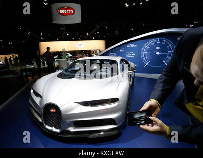 Brüssel. 10 Jan, 2018. Foto auf Jan. 10, 2018 zeigt die Bugatti Chiron in den Medien Tag der 96th European Motor Show in Brüssel, Belgien. Credit: Ihr Pingfan/Xinhua/Alamy leben Nachrichten Stockfoto